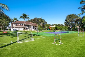 Luxurious 7-Bedroom Villa with Pool & Games