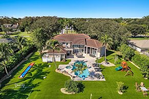 Luxurious 7-Bedroom Villa with Pool & Games