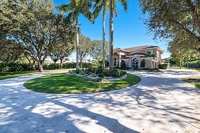 Luxurious 7-Bedroom Villa with Pool & Games