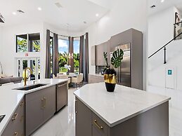 Luxurious 7-Bedroom Villa with Pool & Games