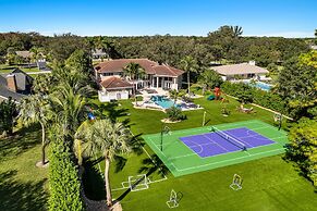 Luxurious 7-Bedroom Villa with Pool & Games