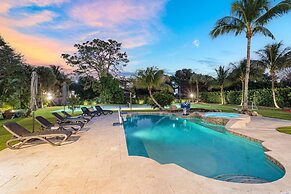 Luxurious 7-Bedroom Villa with Pool & Games