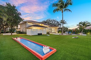 Luxurious 7-Bedroom Villa with Pool & Games