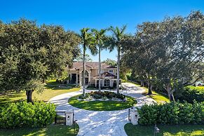 Luxurious 7-Bedroom Villa with Pool & Games