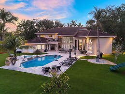 Luxurious 7-Bedroom Villa with Pool & Games