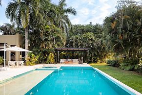 Yeguas Z77 by Wynwood House