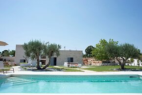 Poolside Holiday Home Near Cisternino