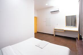 Stayz Inn near Marina Beach