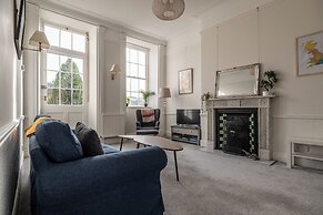 Garden Flat Apartment in Grosvenor Place
