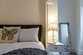 Garden Flat Apartment in Grosvenor Place
