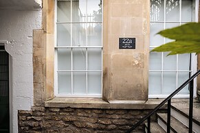 Garden Flat Apartment in Grosvenor Place