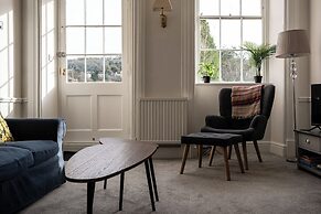 Garden Flat Apartment in Grosvenor Place