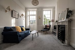 Garden Flat Apartment in Grosvenor Place