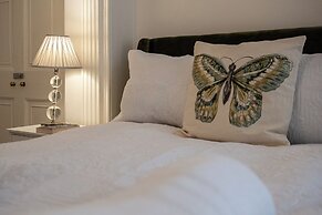 Garden Flat Apartment in Grosvenor Place