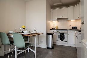 Garden Flat Apartment in Grosvenor Place