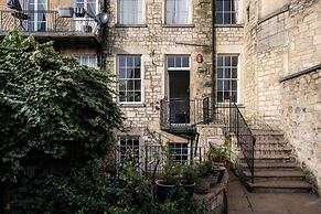 Garden Flat Apartment in Grosvenor Place