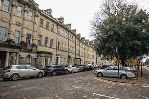 Garden Flat Apartment in Grosvenor Place