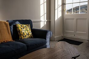 Garden Flat Apartment in Grosvenor Place