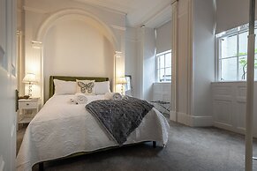 Garden Flat Apartment in Grosvenor Place