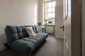 Garden Flat Apartment in Grosvenor Place