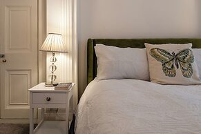 Garden Flat Apartment in Grosvenor Place