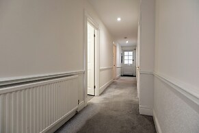 Garden Flat Apartment in Grosvenor Place