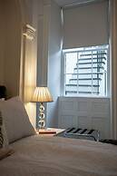 Garden Flat Apartment in Grosvenor Place