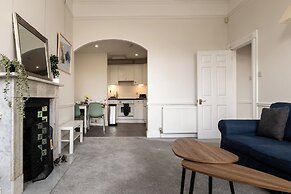 Garden Flat Apartment in Grosvenor Place