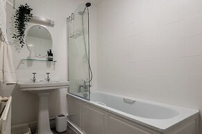 Garden Flat Apartment in Grosvenor Place