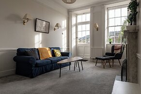 Garden Flat Apartment in Grosvenor Place