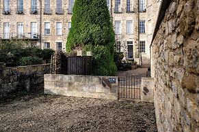 Garden Flat Apartment in Grosvenor Place