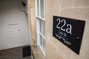 Garden Flat Apartment in Grosvenor Place