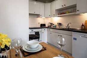 Garden Flat Apartment in Grosvenor Place
