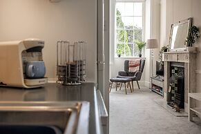 Garden Flat Apartment in Grosvenor Place