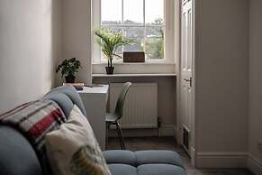 Garden Flat Apartment in Grosvenor Place