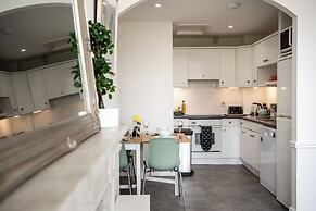 Garden Flat Apartment in Grosvenor Place