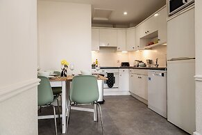 Garden Flat Apartment in Grosvenor Place