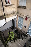 Garden Flat Apartment in Grosvenor Place