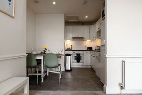 Garden Flat Apartment in Grosvenor Place