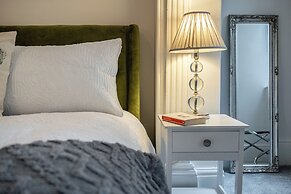 Garden Flat Apartment in Grosvenor Place