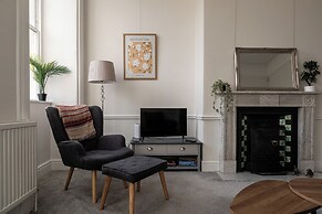 Garden Flat Apartment in Grosvenor Place