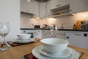 Garden Flat Apartment in Grosvenor Place
