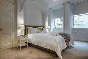 Garden Flat Apartment in Grosvenor Place