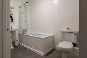 Garden Flat Apartment in Grosvenor Place