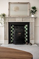 Garden Flat Apartment in Grosvenor Place