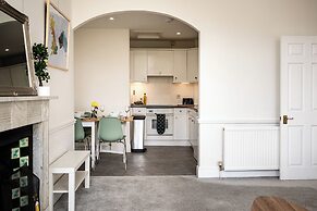 Garden Flat Apartment in Grosvenor Place