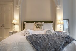 Garden Flat Apartment in Grosvenor Place