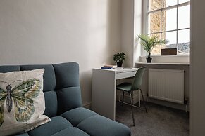Garden Flat Apartment in Grosvenor Place