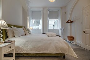 Garden Flat Apartment in Grosvenor Place
