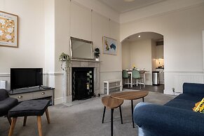 Garden Flat Apartment in Grosvenor Place